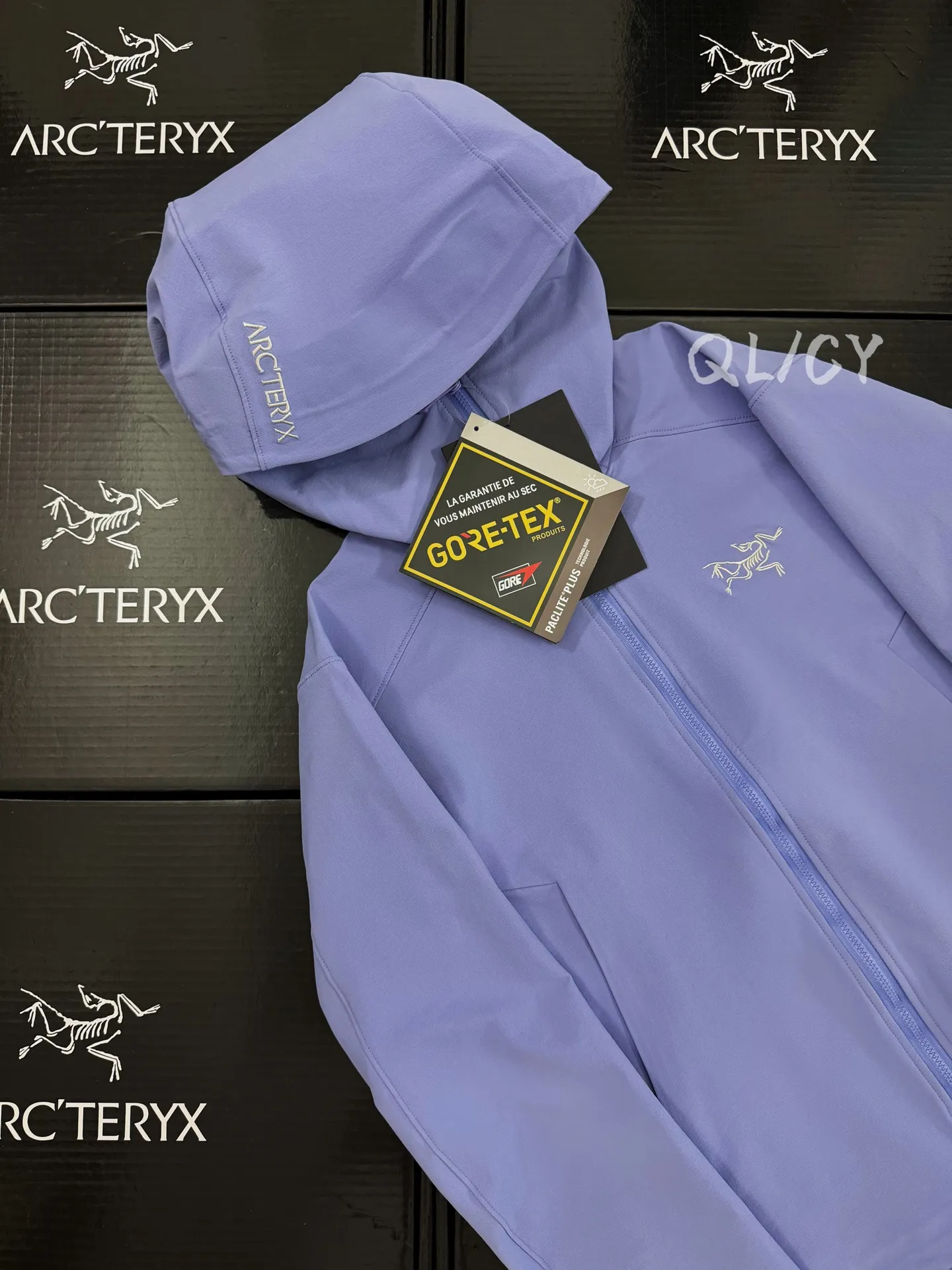 D 12 Arc'teryx GAMMA HOODY ， 、 Same Style 。 🔍 • ： ， 、Breathable ， “ ” 。 • ： Fortius™ 2.0 ， 、 ， Breathable ， 。 • ： ◦ ， ， 。 ◦ ， ， 、leggings 。 ◦ （ Purple ）， ， 。 • ： 、 、 ， 。 💡 • Size： Size ， 。 • ： ◦ ： T / ， ， Sneakers Boots。 ◦ ： 、 ， 。 • ： ， ， 。